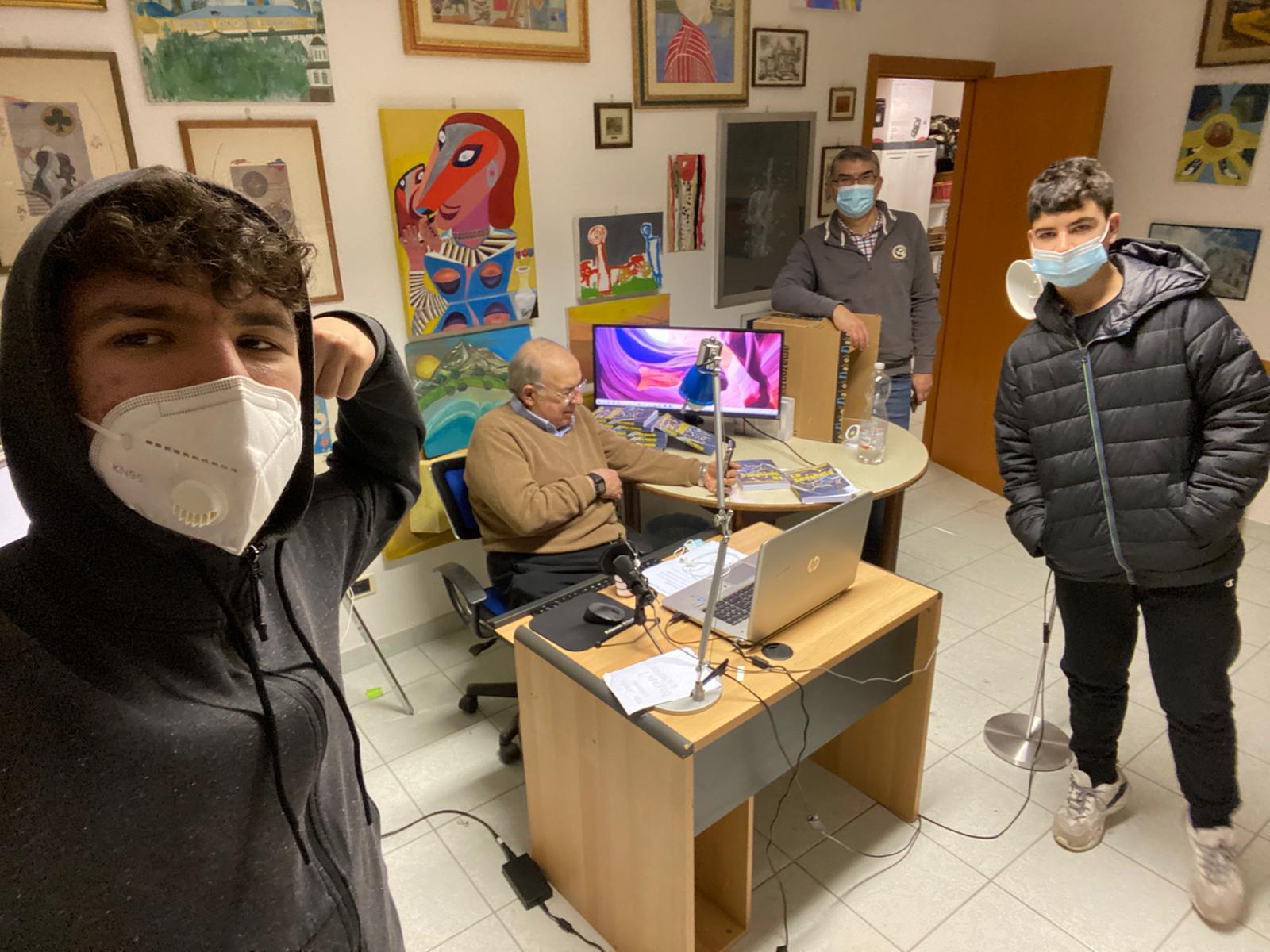 Piero Paniccia e i ragazzi che lo hanno aiutato nella presentazione del libro La sconfitta